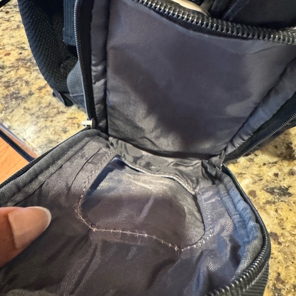 LIKE NEW EDDIE BAUER CASCADE BAG - Picture 14 of 15